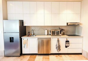 Wasserkocher mit Kaffee-/Teezubehör, Kühlschrank, Mikrowelle, Ofen