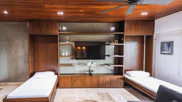 2 bedrooms, iron/ironing board, internet, bed sheets