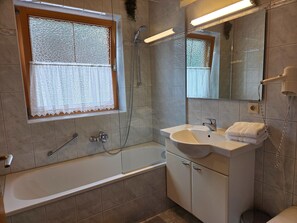 Apartment | Bathroom - Charming Studio for 2 in Achenkirch (Achenkirch)