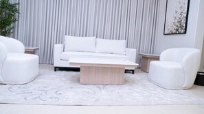 Apartamento luxo, 1 quarto, vista para a cidade | Área de estar