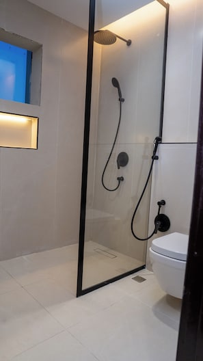 Deluxe appartement, 1 slaapkamer, uitzicht op de stad | Badkamer | Een douche, gratis toiletartikelen, een haardroger, handdoeken