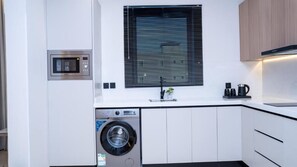 Apartamento luxo, 1 quarto, vista para a cidade | Cozinha privada | Geladeira, micro-ondas, fogão, cooktop