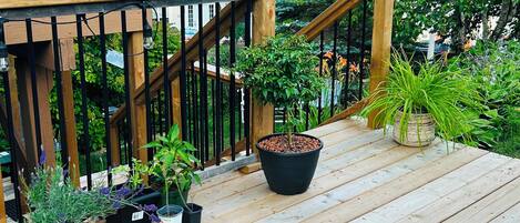 En træterrasse med plantekasser og gelænder.