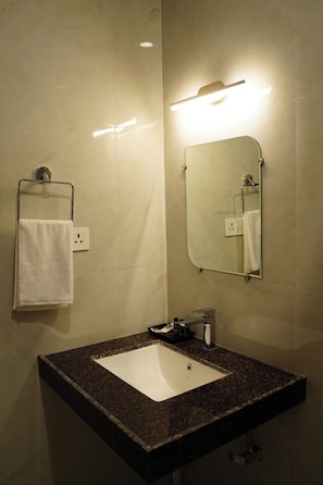 Deluxe Room | Bathroom | Shower, towels, soap, shampoo - Hotel Meera Palace (Jaunpur)