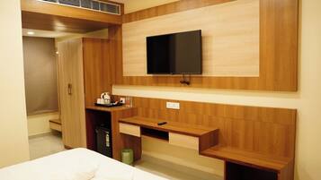 Deluxe Room | Meja, ruang kerja komputer riba, Wi-fi percuma