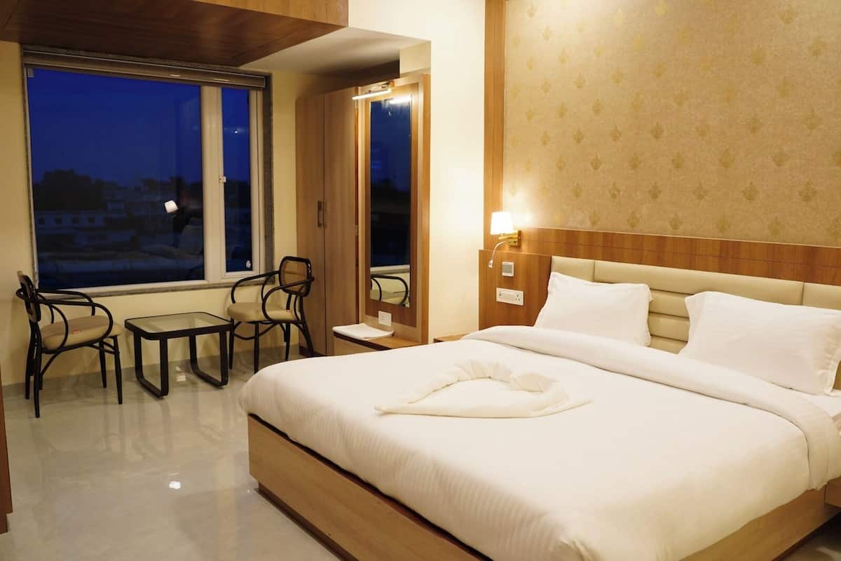 Luxury Room | Desk, laptop workspace, free WiFi