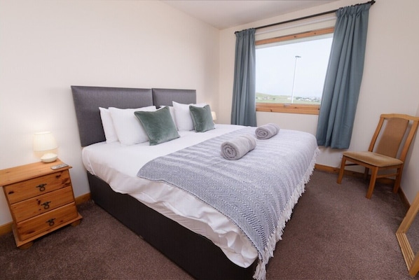 Bedroom with zip and link bed