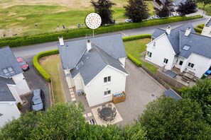 A residential area with houses, a driveway, and a sign indicating a golf course nearby. - Hot tub, golf views, sleeps 10 — 400m from Lough Erne (Enniskillen)