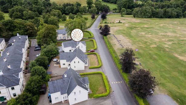 Ein Wohngebiet mit Häusern, einer Straße und einem Golfplatz.