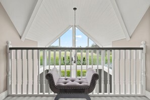 A room with a white railing, a cushioned bench, and a view of a green landscape. - Hot tub, golf views, sleeps 10 — 400m from Lough Erne (Enniskillen)