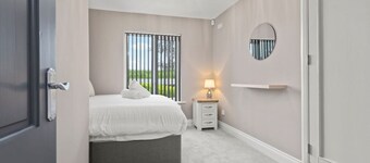 Hot tub, golf views, sleeps 10 — 400m from Lough Erne