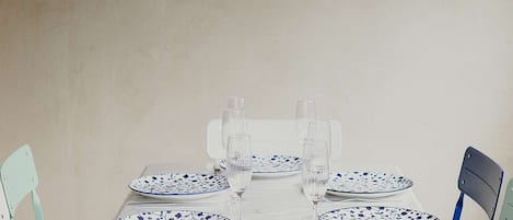 Una mesa dispuesta con platos, vasos y cubiertos.