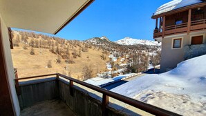 A balcony with a view of a snowy mountain landscape. - Apartment pets, mountain view - 4 guests (Vars)
