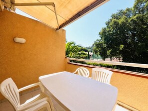 Outdoor dining - Studio direct beach access - 4 guests (Le Lavandou)