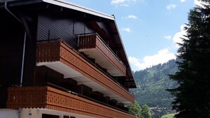 A building with multiple balconies and a view of a mountainous landscape. - Cosy 2-Room Mezzanine Apartment, Sleeps 5, South-Facing Balcony, Near Linga Lift, Parking Included (Châtel)