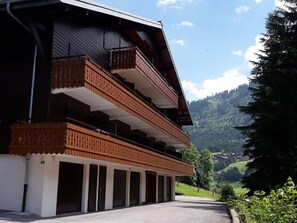 A building with multiple balconies and a view of a mountainous landscape. - Cosy 2-Room Mezzanine Apartment, Sleeps 5, South-Facing Balcony, Near Linga Lift, Parking Included (Châtel)