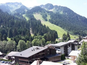 Ein Bergdorf mit Häusern und einer Skipiste.