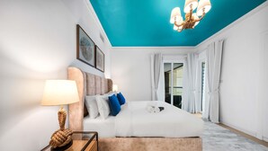 A modern hotel room with a bed, a bedside table with a lamp, and a view of the outside through a glass door. - Free Housekeeping Visits During Your Stay - Stayshort - Comfortable 1 Bedroom in Marina With Balcony (Dubai)