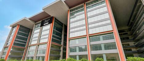 Un edificio moderno con un letrero que dice 'Collector O 020-Service'.