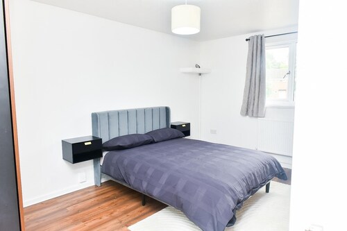 House Sleeps 7 With Parking