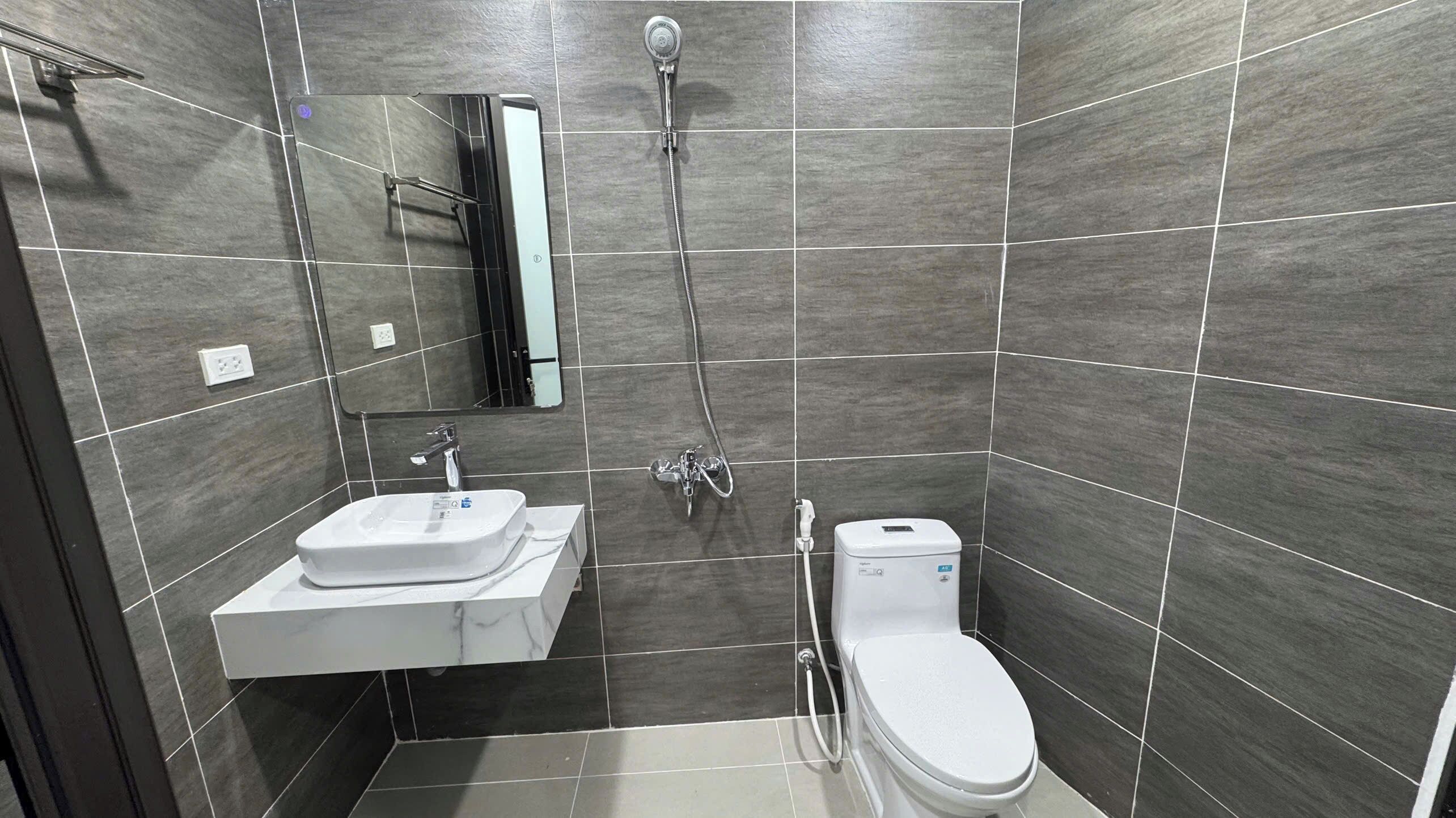 Basic Studio | Bathroom | Shower, hair dryer, towels, soap