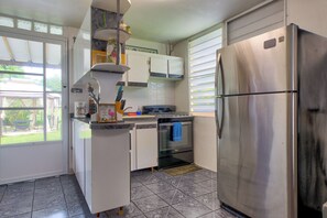 Cafetera o tetera, frigorífico, microondas y horno