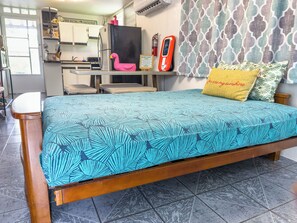 Tabla de planchar con plancha, wifi, ropa de cama