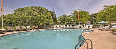 Una piscina con sillas de descanso y un cartel que indica 'No Diving'.