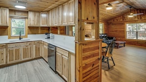 Una cocina amplia con armarios de madera, lavavajillas y una isla grande.