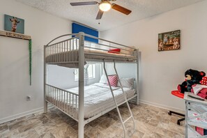 A bunk bed with a ceiling fan, a painting of dogs, and a 'BE KIND' sign. - 9 Mi to Disney! Family-friendly Home w/ Pool (Kissimmee)