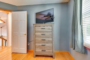 Interior - Cozy Cabin! Only a 5-minute Walk to Marina! (Celina)