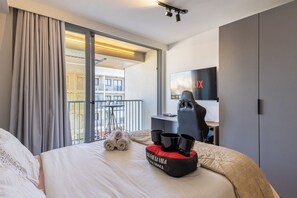 Tabla de planchar con plancha, wifi gratis y ropa de cama