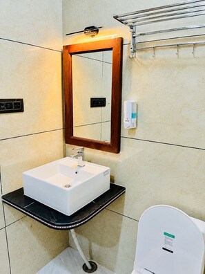 Shower, towels, soap, shampoo - hotel golden horizon jaisalmer (Jaisalmer)