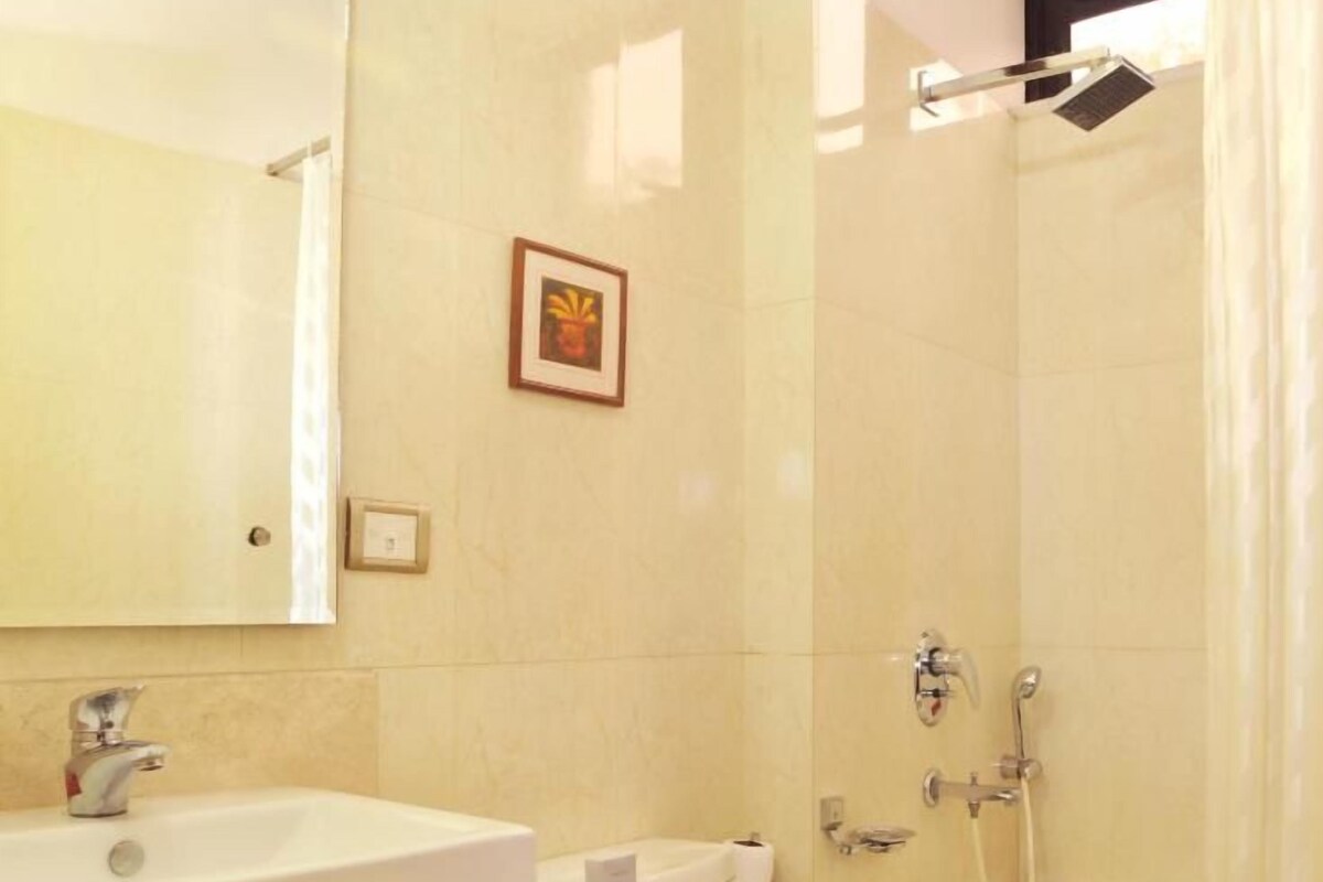 A bathroom with a sink, toilet, and bathtub.