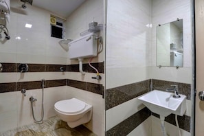 Ein Badezimmer mit Toilette, Dusche und Waschbecken.