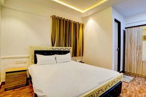 Ein Hotelzimmer mit Bett, Nachttisch und Kleiderschrank.
