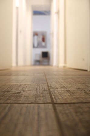 A wooden floor in a hallway with a blurred background. - Luxury Residence in Central Rome by Spanish Steps (Roma)