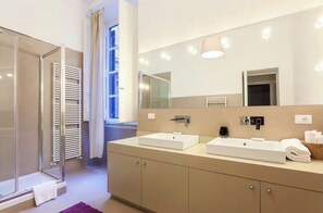 Douche, sèche-cheveux, bidet, serviettes fournies