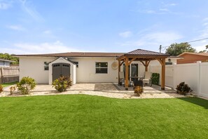 Outdoor dining - 15 mins to Beach - Spacious Home w/ Private Studio (Kenneth City)