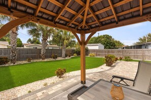 Outdoor dining - 15 mins to Beach - Spacious Home w/ Private Studio (Kenneth City)