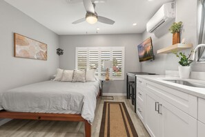Room - 15 mins to Beach - Spacious Home w/ Private Studio (Kenneth City)