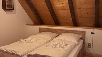 4 habitaciones, escritorio, tabla de planchar con plancha y wifi