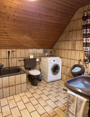 Een haardroger, handdoeken, zeep, toiletpapier