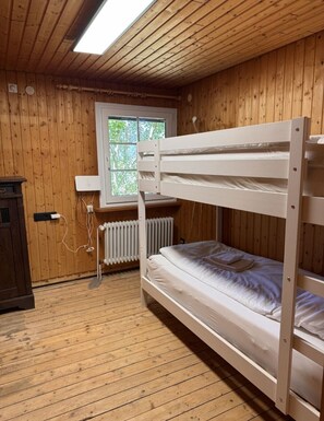 Een strijkplank/strijkijzer, wifi, beddengoed