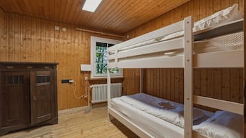 4 Schlafzimmer, Schreibtisch, Bügeleisen/Bügelbrett, WLAN