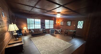 Charming 3-bedroom cabin with AC on Lone Star Lake
