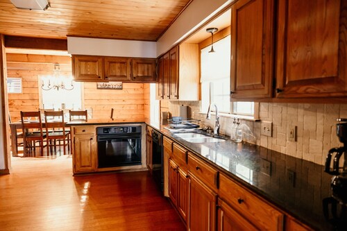 Charming 3-bedroom cabin with AC on Lone Star Lake