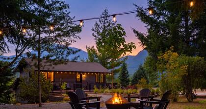 A peaceful mountain retreat less than 1 mile from downtown Packwood. Wake up to Mount Rainier views, relax in the cedar sauna, gather around the fire pit, and watch elk, deer, and wild turkeys wander through the property.