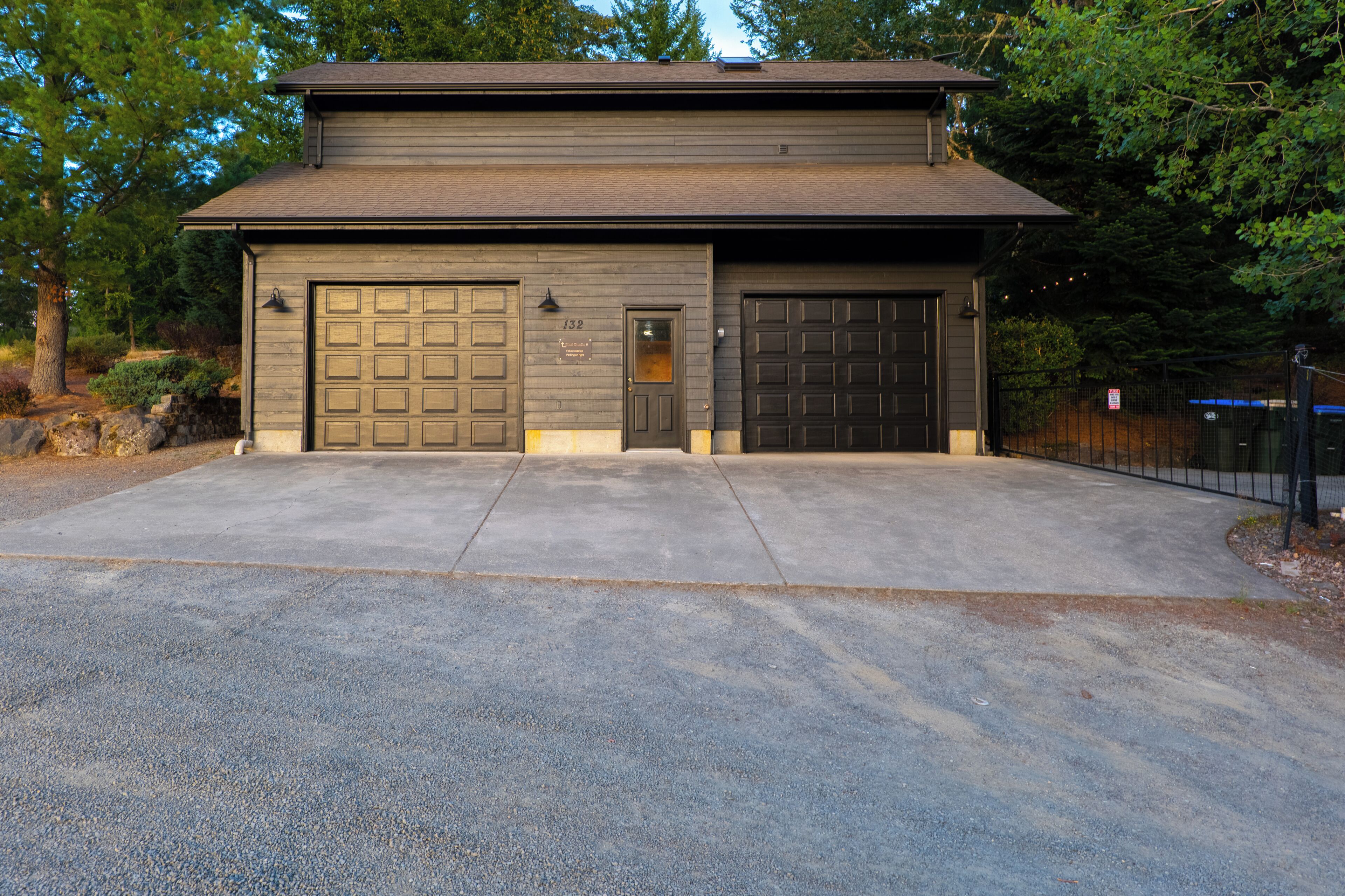 Un bâtiment à deux étages avec un garage et une allée.