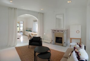 Living area - Spacious, bright studio apartment on the ground floor of a historic building near the Scheldt River (Beveren-Kruibeke-Zwijndrecht)